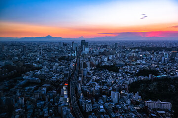 Obraz premium 六本木ヒルズから眺める東京の街並み 夕暮れ 渋谷・富士山方面