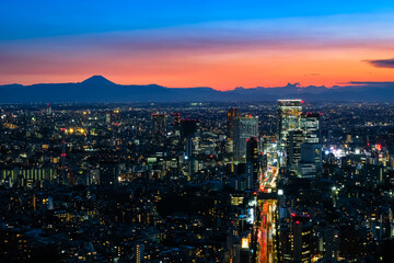 Obraz premium 六本木ヒルズから眺める東京の街並み 夕暮れ 渋谷・富士山方面