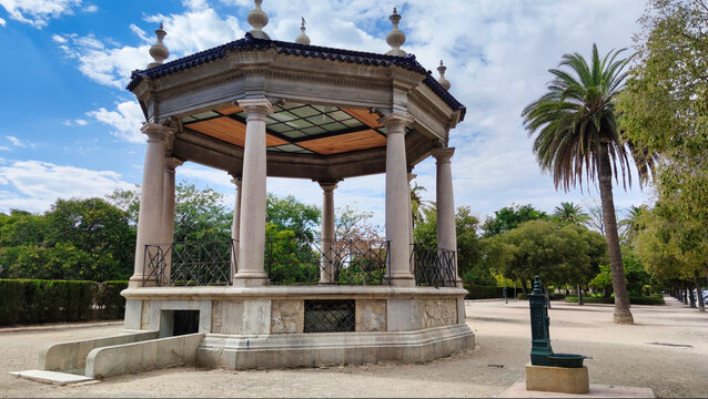 Quiosco o templete en los jardines del Turia de Valencia