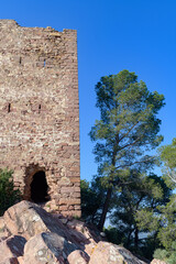 Ruinas del castillo de Serra bajo un cielo azul. Valencia. Comunidad Valenciana. España. Europa