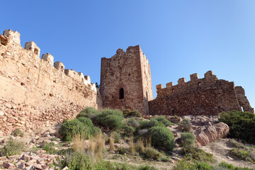 Fototapeta na wymiar Ruinas del castillo de Serra bajo un cielo azul. Valencia. Comunidad Valenciana. España. Europa