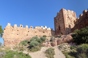 Ruinas del castillo de Serra bajo un cielo azul. Valencia. Comunidad Valenciana. España. Europa