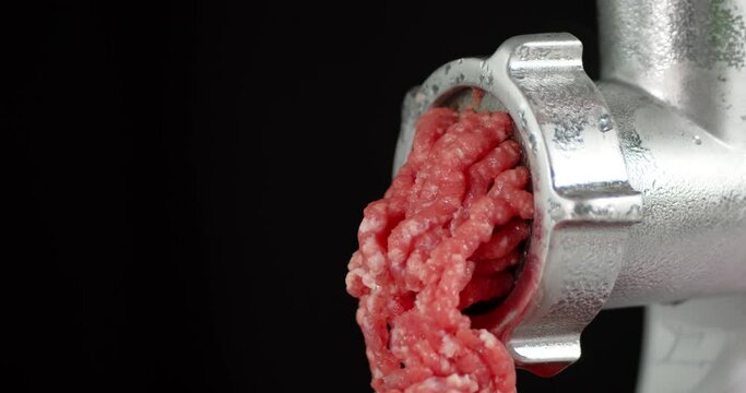 The meat grinder makes fresh raw minced meat. 