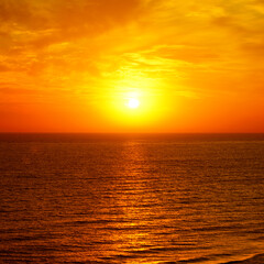 Fototapeta premium Fantastic ocean and sunset sky in red colors.