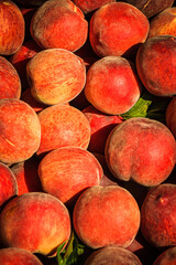 Reife Pfirsiche auf dem Markt / Hochformat