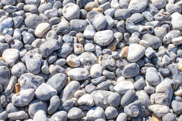 tas de galets sur une plage