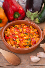 Imagen de un pisto y de sus ingredientes