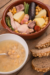 Bol con sopa y cocido andaluz