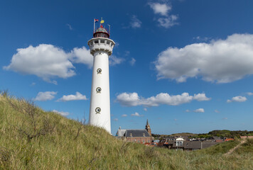 Fototapeta na wymiar Latarnia morska nad Morzem Północnym w Egmond aan Zee, Holandia Północna. 