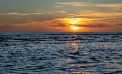 Zachód słońca na plaży w Egmond aan Zee, Holandia Północna. - obrazy, fototapety, plakaty
