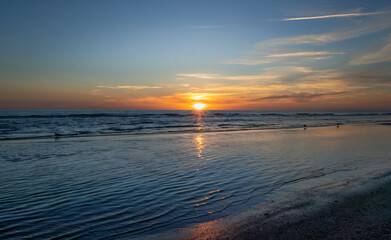 Fototapeta na wymiar Zachód słońca na plaży w Egmond aan Zee, Holandia Północna.