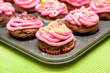 Obraz na płótnie Canvas Creative pink cupcakes on plate