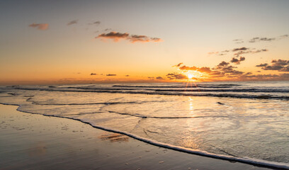 Fototapeta Zachód słońca na plaży w Egmond aan Zee. Holandia Północna, wrzesień 2020. obraz