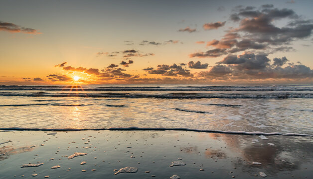 Zachód słońca na plaży w Egmond aan Zee. Holandia Północna, wrzesień 2020.