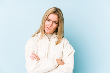 Young blonde caucasian woman isolated pointing temple with finger, thinking, focused on a task.