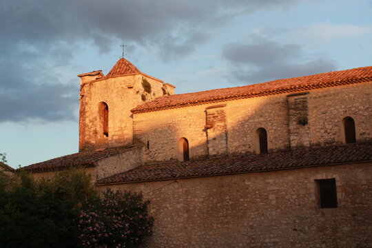 Eglise Saint Michel de Velleron au crépuscule