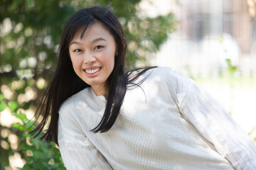 屋外でポーズを取る若く美しい長い髪の女性