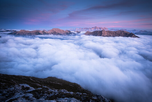 abenddämmerung mit nebelmeer in den bayrischen alpen