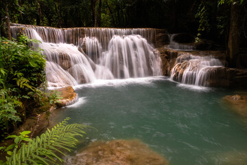 Obraz premium Huai Mae Khamin Waterfall , Landscape tropical rainforest at Srinakarin Dam, Kanchanaburi, Thailand.Huai Mae Khamin Waterfall is the most beautiful waterfall in Thailand. Unseen Thailand