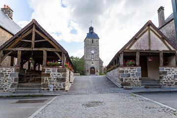 eglise entour&eacute;e batiment