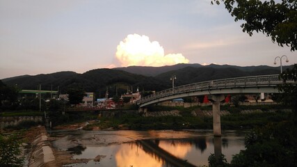 풍경 버섯구름 특이한 구름 다리 산 마을
