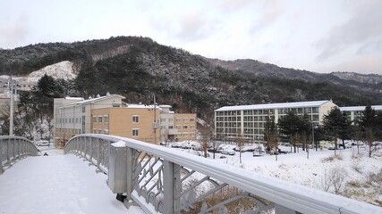 Obraz premium 다리 눈 제설 겨울 마을 산 눈덮인 산 설경