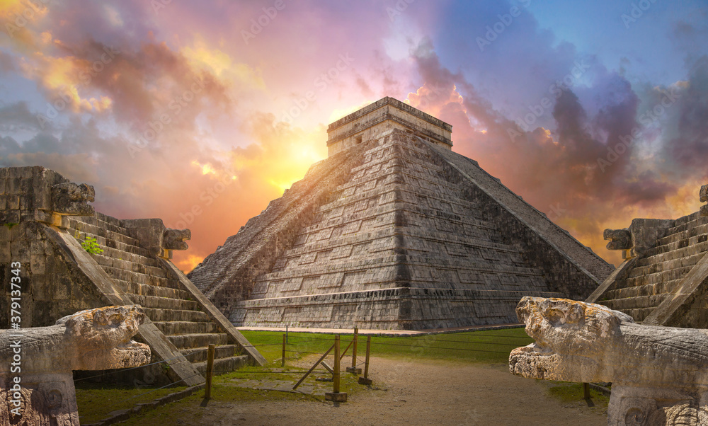 Wall mural Mexico, Chichen Itza, Yucatn. Mayan pyramid of Kukulcan El Castillo at sunset