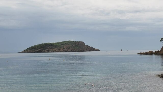 La Ciotat - Calanques de charme, anse du Grand Mugel adoss&eacute;s au Bec de l'Aigle et le parc du Mugel face &agrave; l'&iuml;le verte et l'anse du sec dans la baie de la Ciotat