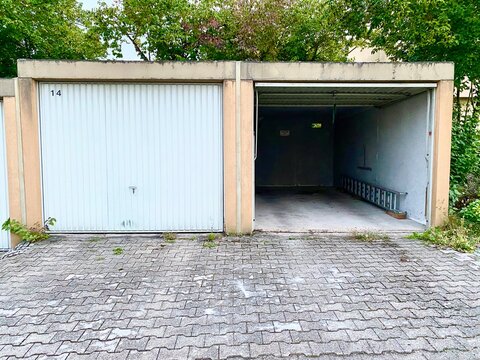 Alte Garage mit zwei Toren, eine ist offen