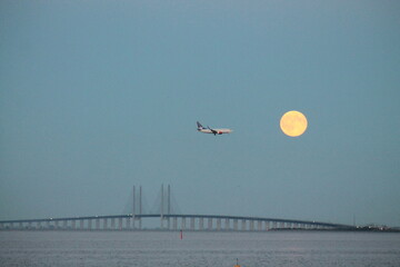 Avion se dirigeant vers le soleil de la plage de Copenhague