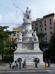 Fototapeta na wymiar Kolumbusdenkmal auf der Piazza Aquaverde in Genua Italien
