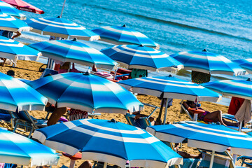 Obraz premium Umbrellas on the sandy sea beach