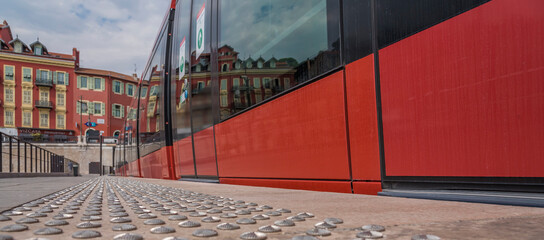 quai de tramway au ras du sol