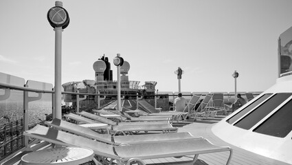 Elegante Balkon- oder Loungemöbel auf Pooldeck von Kreuzfahrtschiff - Deck chairs and sun loungers...