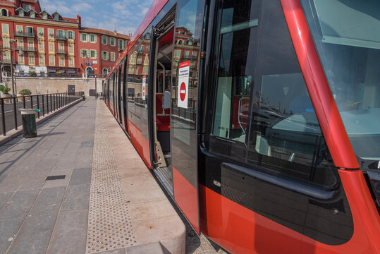 tramway en attente sur le port de Nice