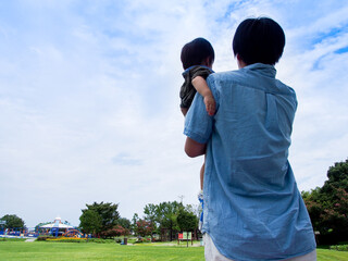 Fototapeta premium 愛知県一宮市の公園で遊ぶ日本人の父と息子