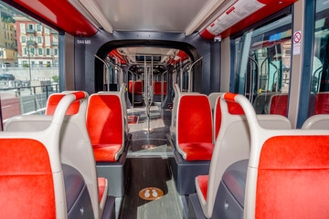 Fototapeta premium sièges du tram direction port vers l'aéroport
