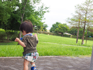愛知県一宮市の公園で遊ぶ日本人の子供（幼稚園児）