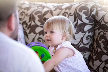 Naklejka premium little girl play with dad. happy baby 