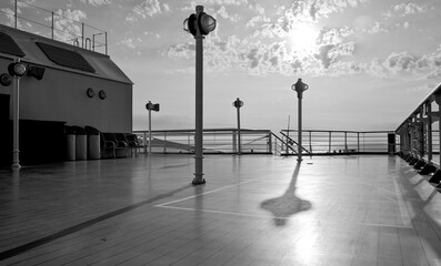 Kreuzfahrtschiff oder Ozeanliner auf See - Cruiseship, cruise ship or ocean liner at sea cruising