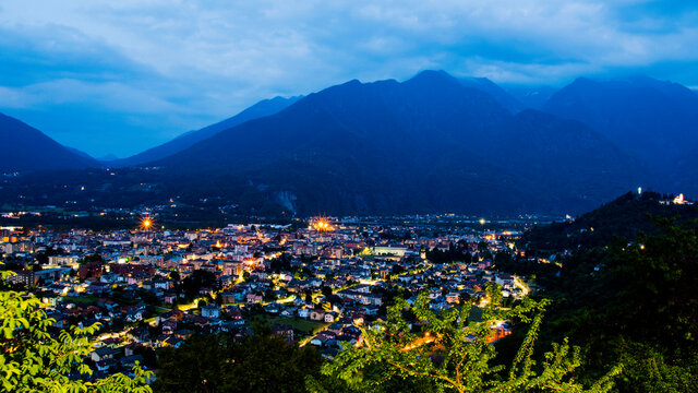 Panorama notturno di Domodossola fotografata dall'alto.