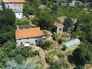 Fototapeta na wymiar Maisons en pierre dans les Cévennes, vue aérienne 