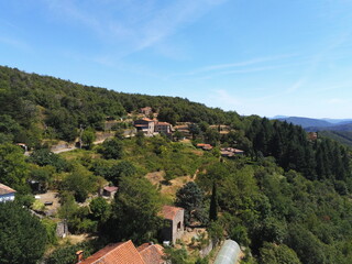 Fototapeta na wymiar Village dans les Cévennes, vue aérienne 