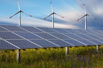 Power plant using renewable solar energy and winds