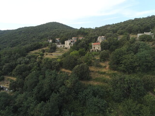 Village de montagne dans les Cévennes, vue aérienne