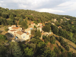 Village de montagne dans les Cévennes, vue aérienne