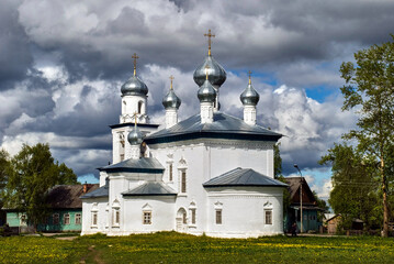 Fototapeta na wymiar Church of the Nativity of the virgin in Kargopol