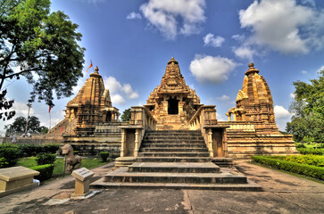 Khajuraho &ndash; miejscowość w Indiach w stanie Madhya Pradesh z zespołem hinduistycznych świątyń .