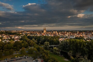 Obraz premium Bild einer Luftaufnahme mit einer Drohne der Stadt Regensburg, Deutschland