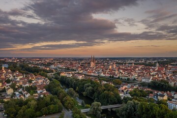 Bild einer Luftaufnahme mit einer Drohne der Stadt Regensburg, Deutschland